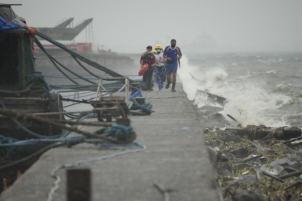 Filipinas evacúa las zonas costeras y paraliza el tráfico marítimo ante la llegada del "súper tifón" Noru