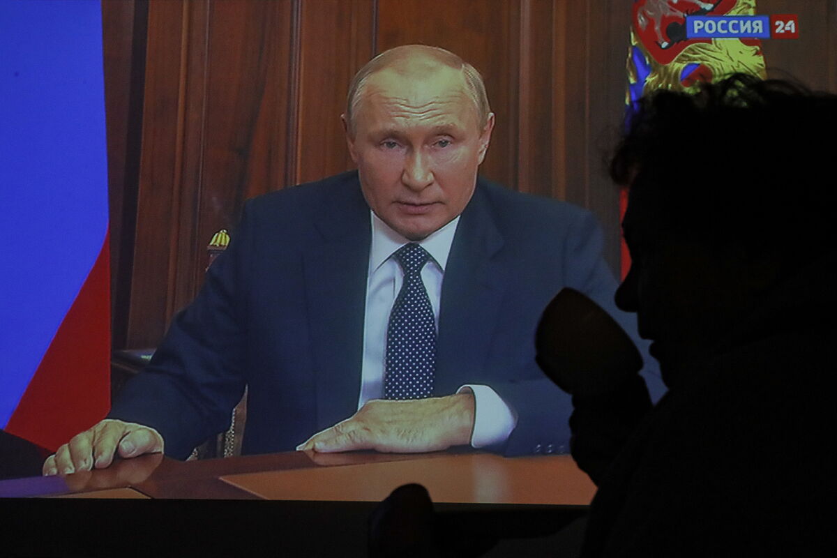 La escalada de Putin agota los billetes para huir de Rusia mientras se convocan protestas