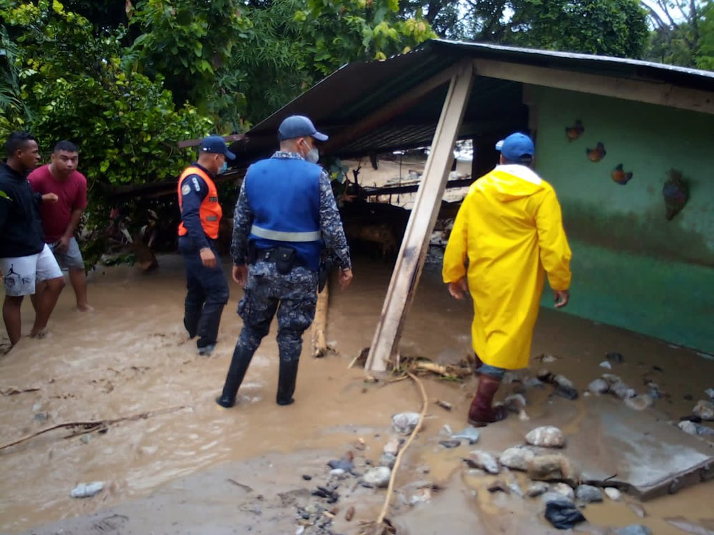 Las lluvias dejan vías colapsadas y decenas de damnificados en el país