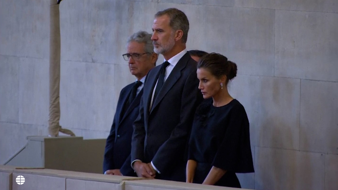 Los Reyes Don Felipe y Doa Letizia presentan sus respetos ante el fretro de Isabel II