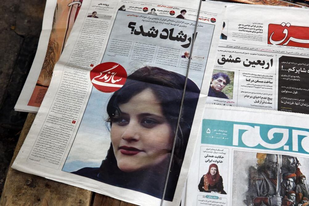 Los iranes protestan por la muerte de Mahsa Amini, la joven detenida por llevar mal el velo