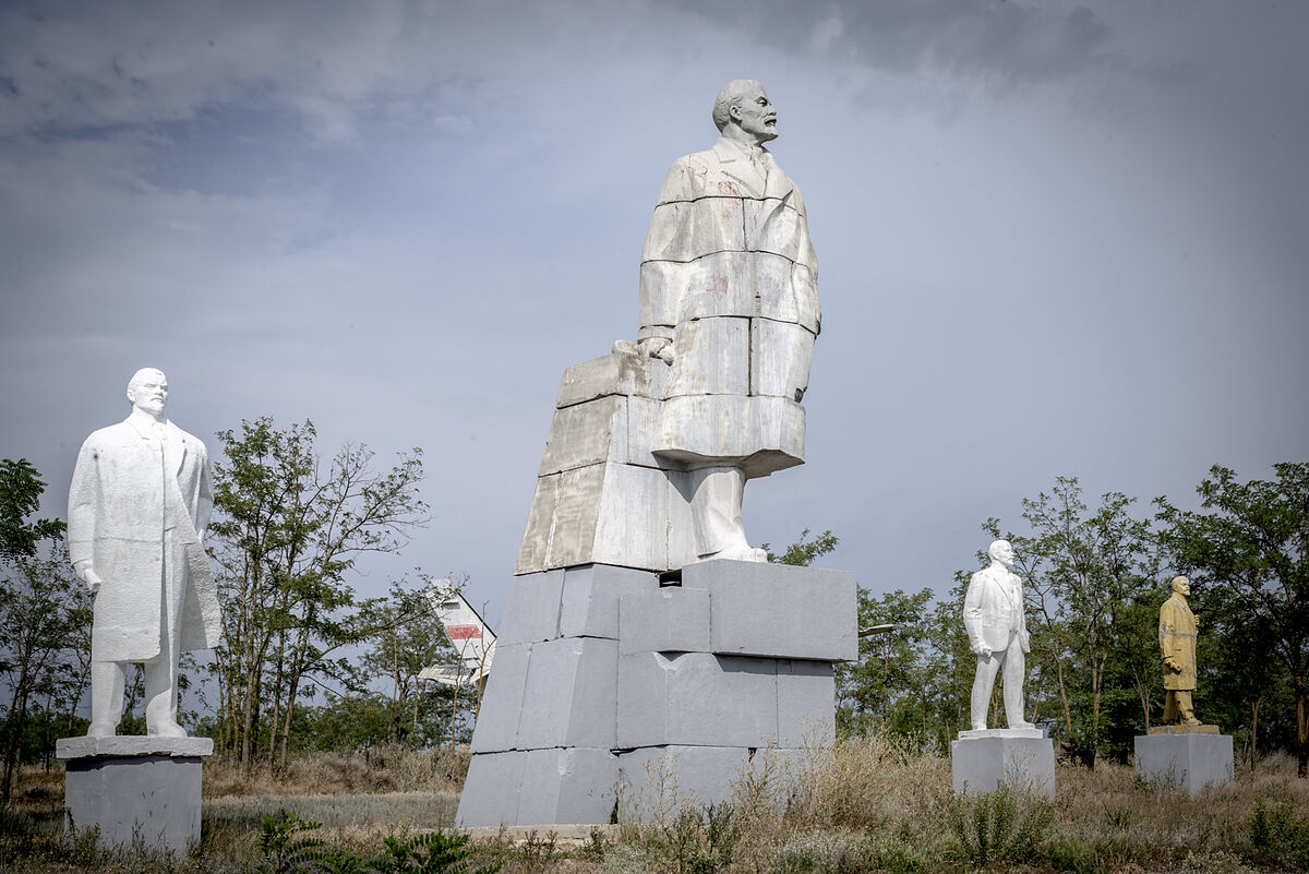 Ucrania desmantela el legado de la URSS: el metro de estatua de Lenin se paga a 18 euros