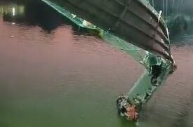 Al menos 40 muertos y 30 heridos tras el derrumbe de un puente colgante en la India