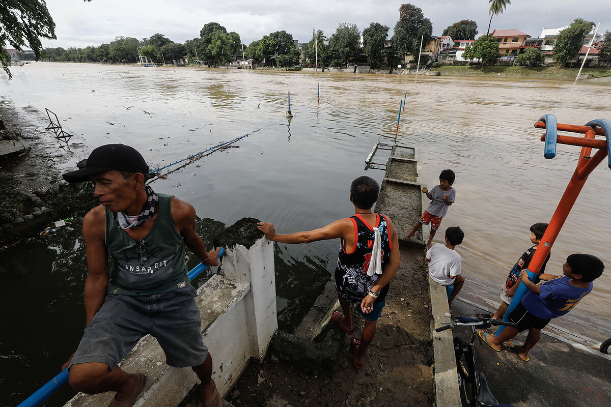 Aumentan a 98 las vctimas de la tormenta tropical Nalgae en Filipinas