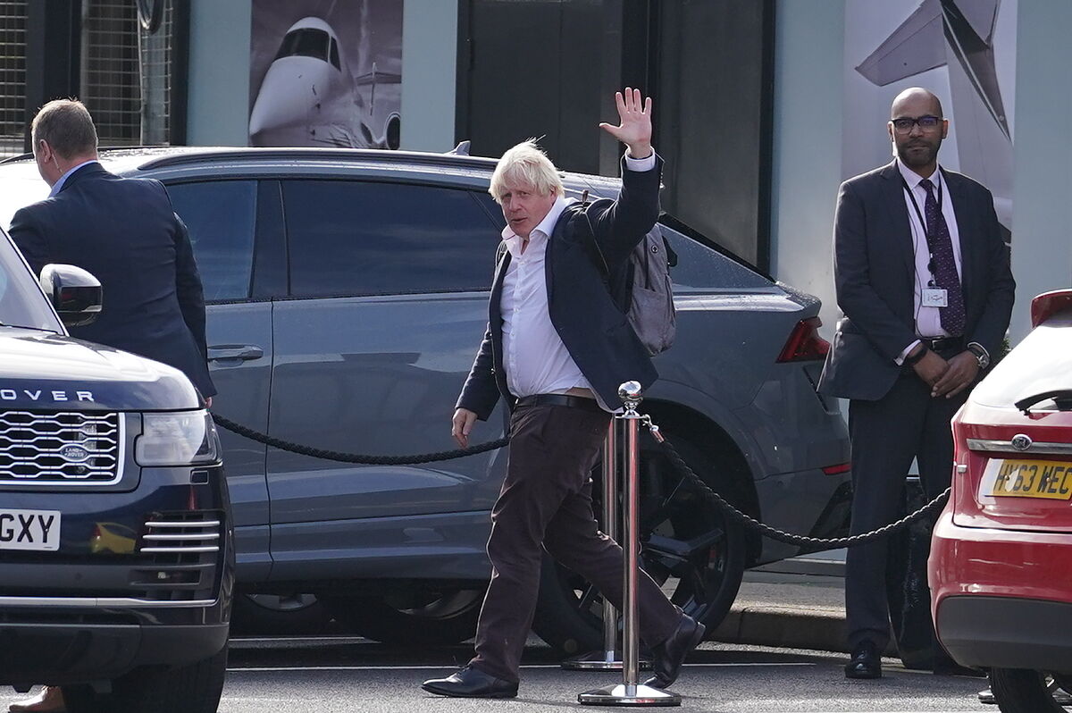 Boris Johnson llega a Londres con la mirada puesta en Downing Street