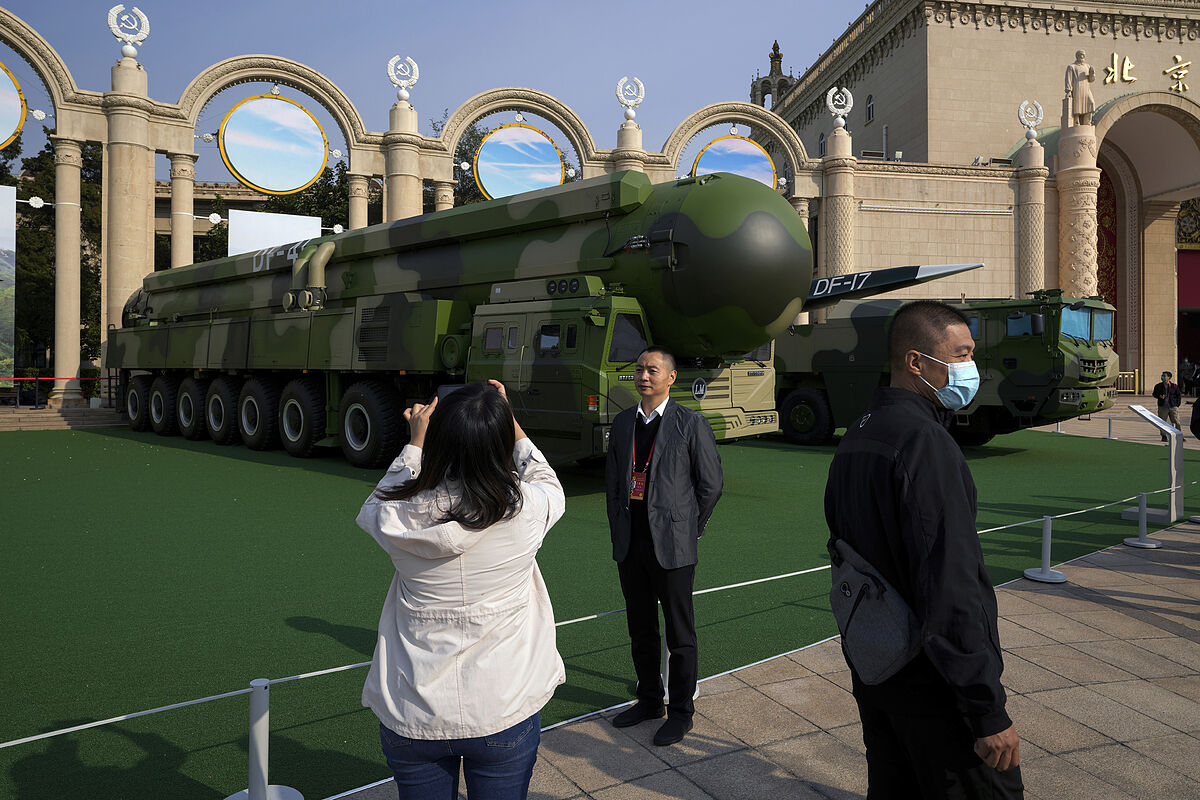 China exhibe su coleccin de armas: el dron 'espada afilada' y un misil 'invisible'