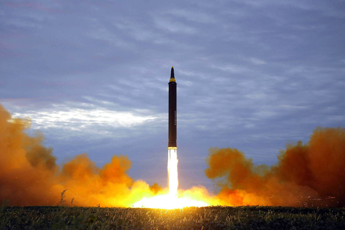 Corea del Norte lanza un misil sobre Japn, que pide a sus ciudadanos refugiarse "bajo tierra"