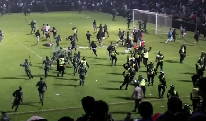 El cementerio del fútbol en Indonesia: estampida con 125 muertos en un estadio de Java oriental