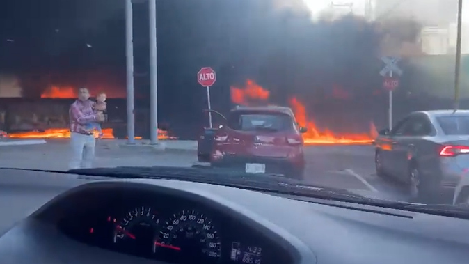 Un camin accidentado provoca un dramtico incendio que arrasa casas y coches en Aguascalientes