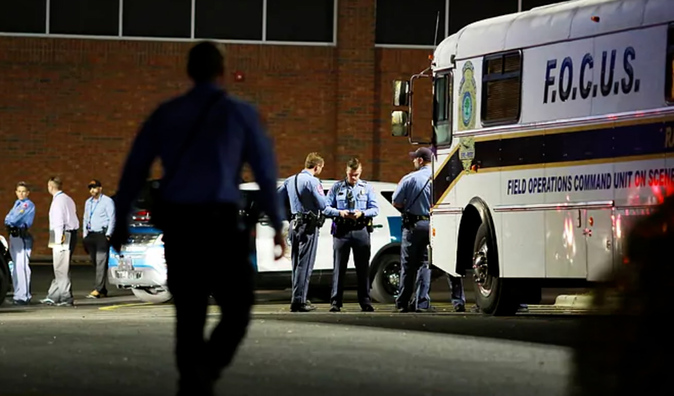 Un menor mata a tiros a cinco personas, entre ellas un polica fuera de servicio, en Carolina del Norte