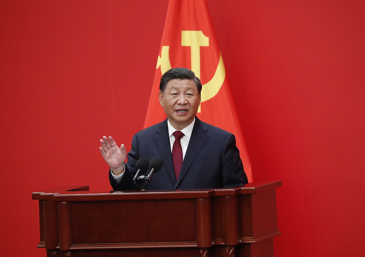 Xi Jinping se rodea de camaradas afines tras ser confirmado como secretario general del Partido Comunista