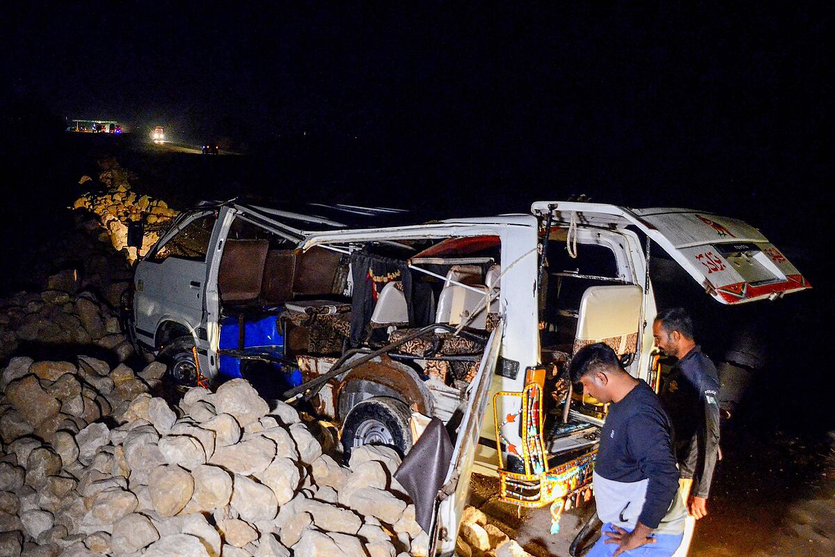 Al menos 20 muertos, 11 de ellos nios, en un accidente de autobs en Pakistn