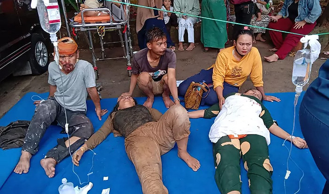 Al menos 62 muertos y centenares de heridos en un terremoto en Indonesia