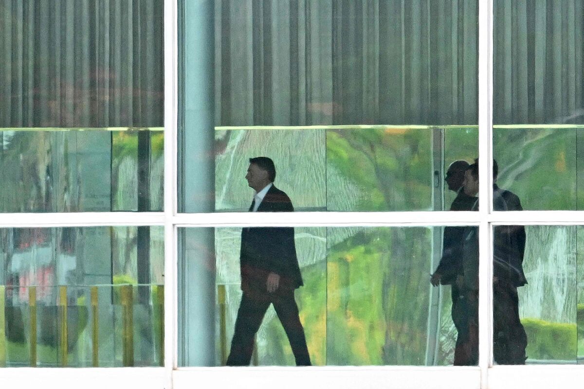 Bolsonaro mantiene su hermtico silencio y su esposa, Michelle, deja de seguirlo en Instagram