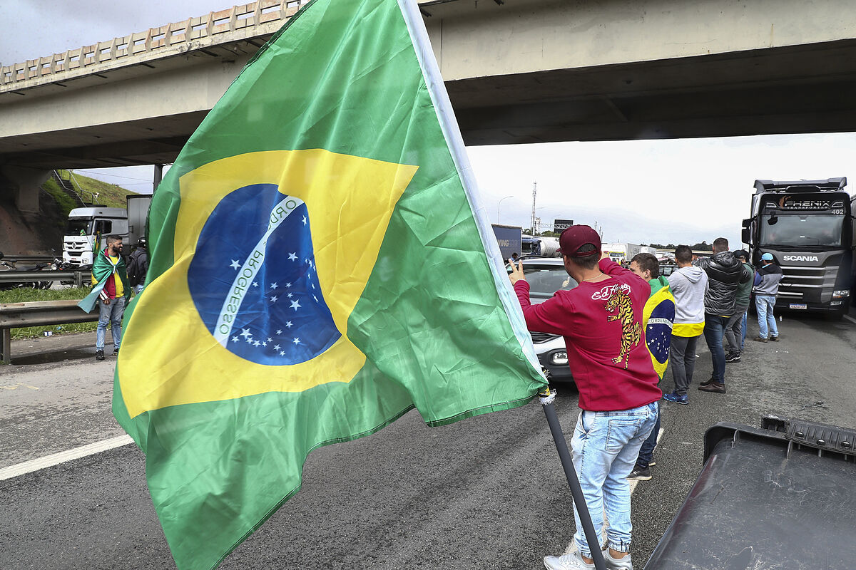 Camioneros pro Bolsonaro rechazan el triunfo de Lula y paralizan Brasil con bloqueos de carreteras