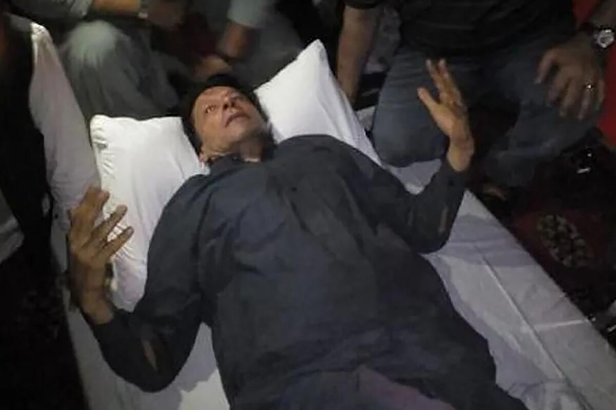 Disparan al ex primer ministro paquistan Imran Khan, estable tras un "intento de asesinato"
