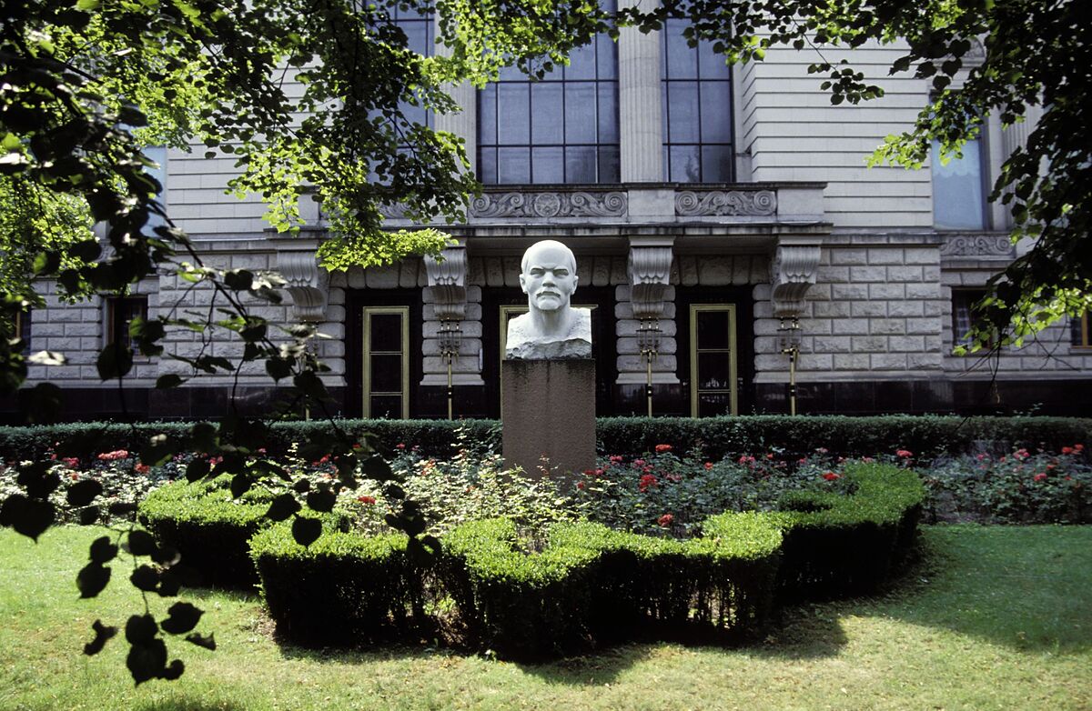El Lenin escondido en el jardín de la embajada rusa en Berlín