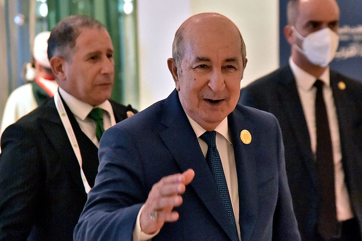 El rey de Marruecos invita al presidente argelino a un "dilogo" en Rabat