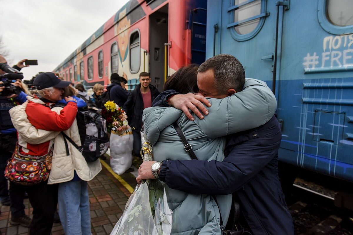 El 'tren de la victoria' llega a Jersn ocho meses despus de la invasin de Rusia