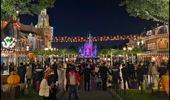 Encerrados en Halloween en el Disneyland de Shanghai bajo el 'Covid cero'... por segundo ao consecutivo