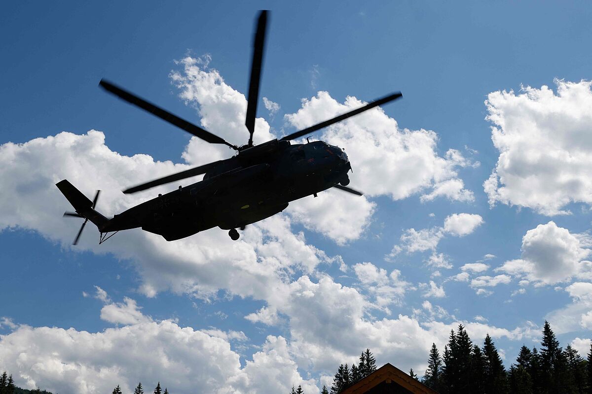 Hallan los restos del helicptero desaparecido en el sur de Italia, los siete pasajeros habran fallecido