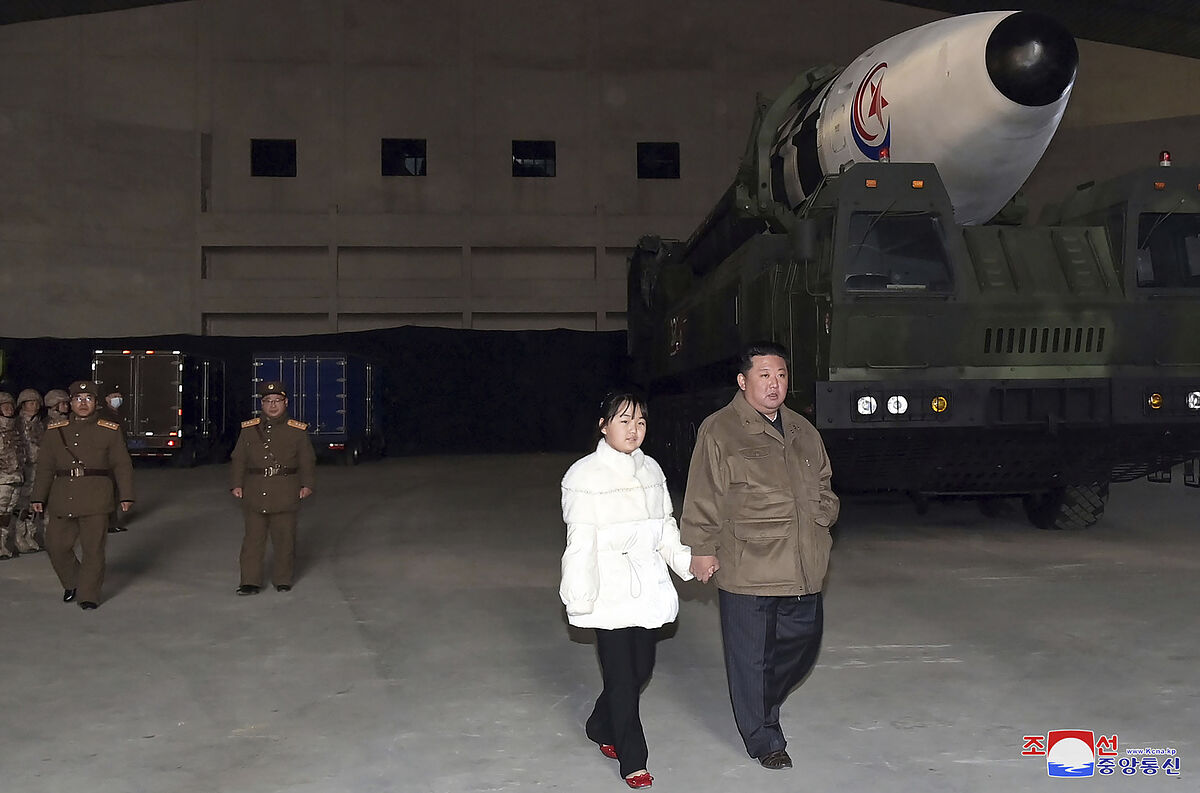 Kim Jong-Un presenta a su hija durante el lanzamiento del "monstruo" balstico y amenaza al mundo con armas nucleares