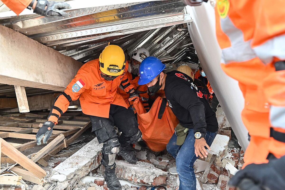 Los rescatistas buscan supervivientes entre los escombros mientras suben a 252 los muertos de Indonesia