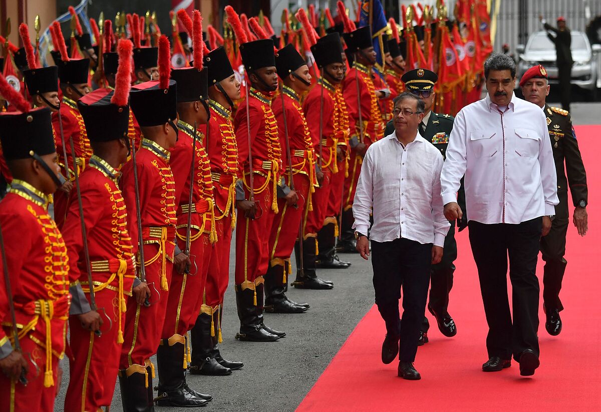 Petro y Maduro sellan los nuevos tiempos con un apretn de manos