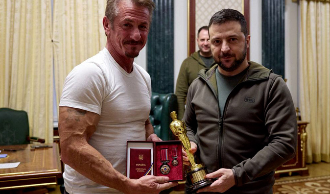 Sean Penn entrega a Zelenski su Oscar, que dejar en Kiev hasta la victoria