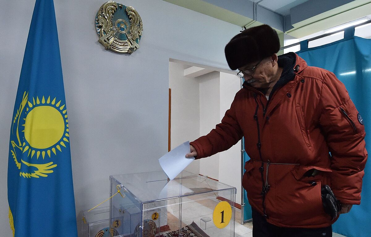 Tokyev vota en las presidenciales kazajas y Nazarbyev llama a la unidad