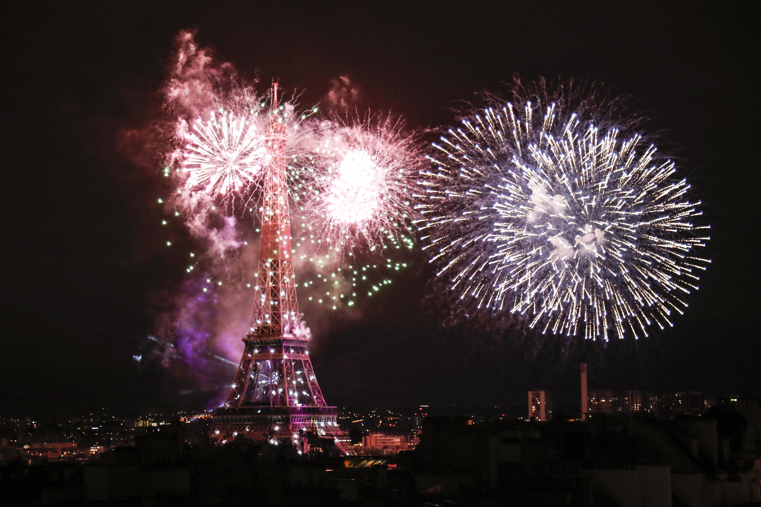 Un fuego artificial explota sobre la Torre Eiffel en París el 14 de julio de 2020