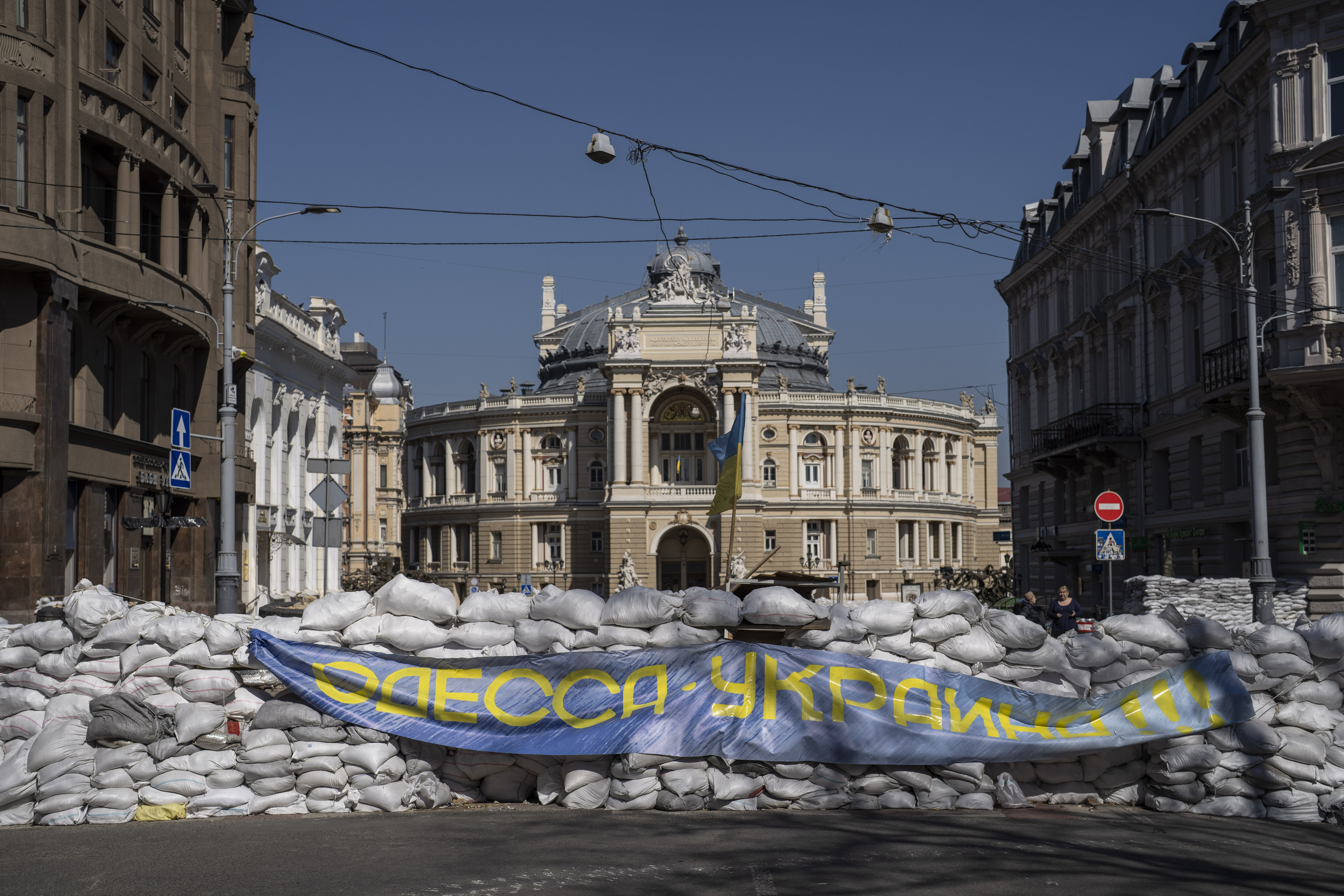 Sacos de arena bloquean una calle frente al Teatro Nacional en 