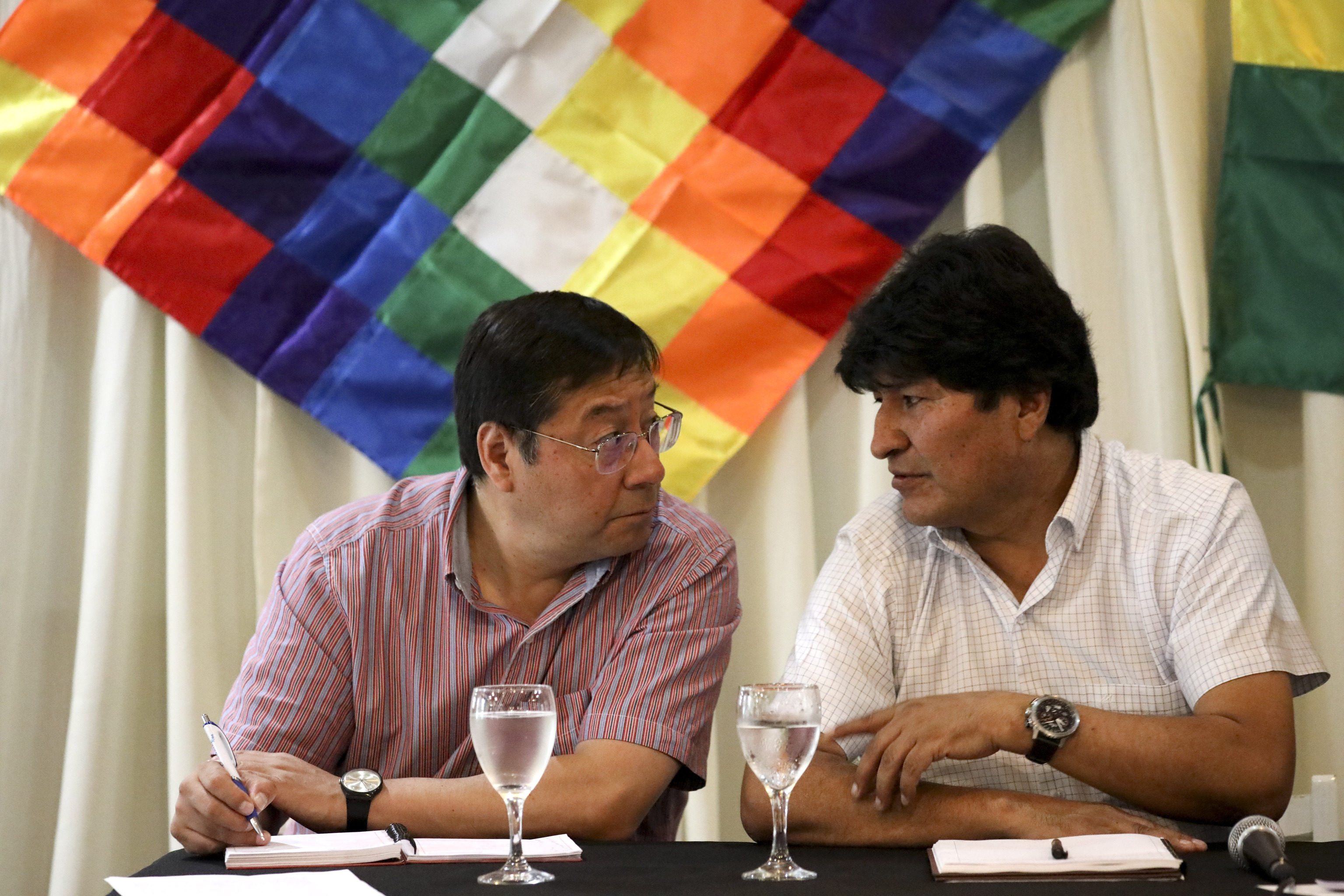 El expresidente boliviano Evo Morales con Luis Arce en febrero de 2020.
