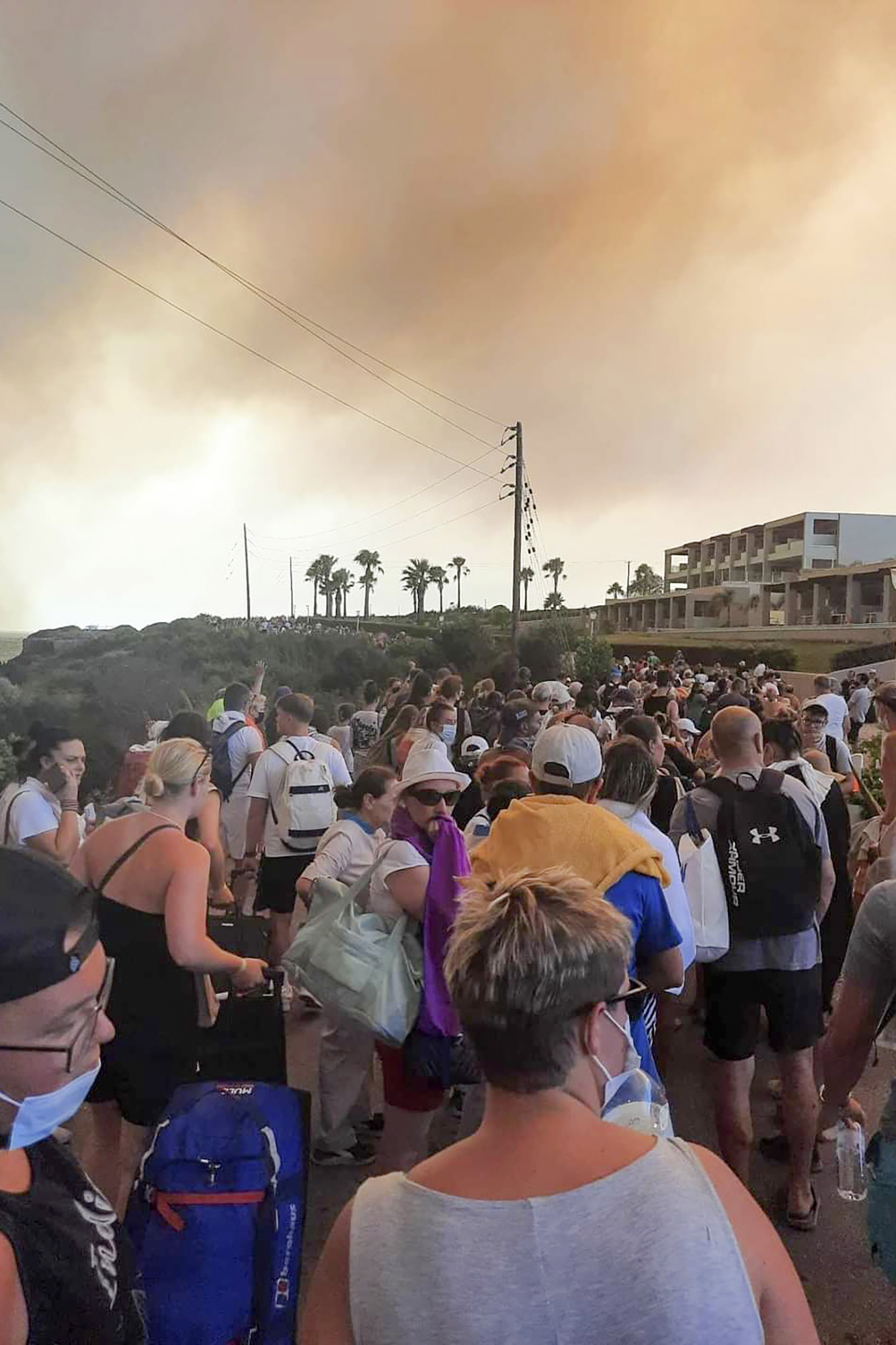 Turistas esperando ser evacuados, en Rodas.