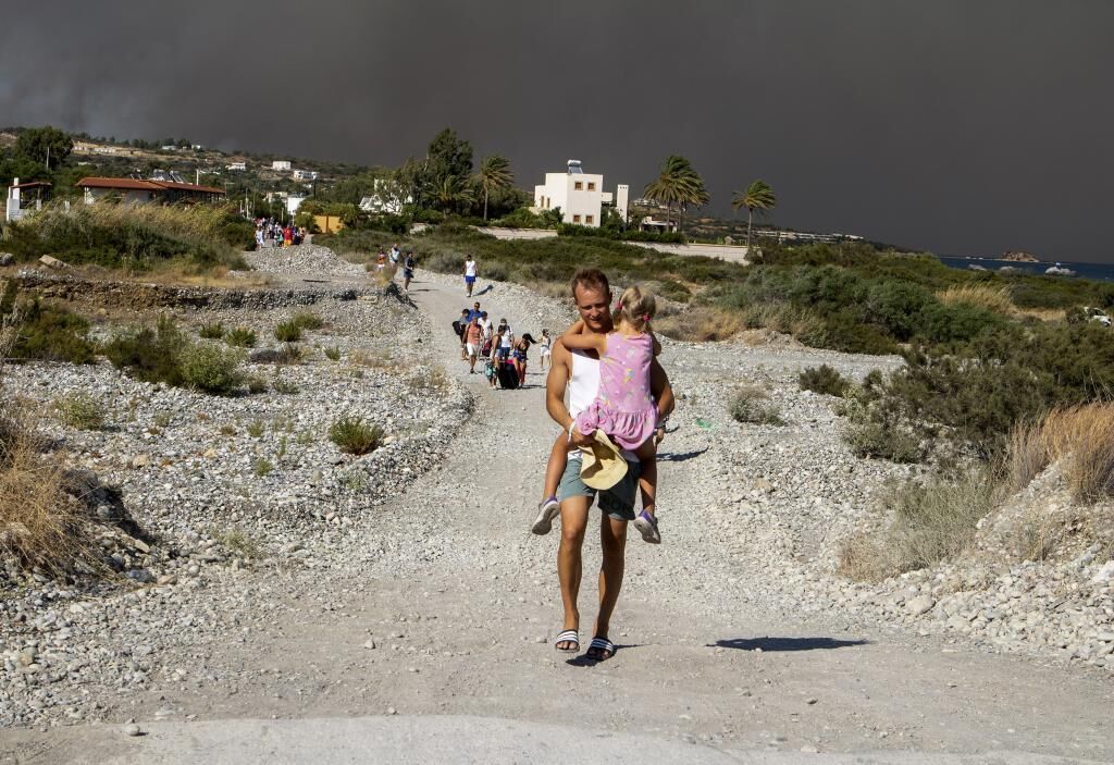 19.000 personas han sido evacuadas por un gran incendio que se salió de control en la isla griega de Rodas