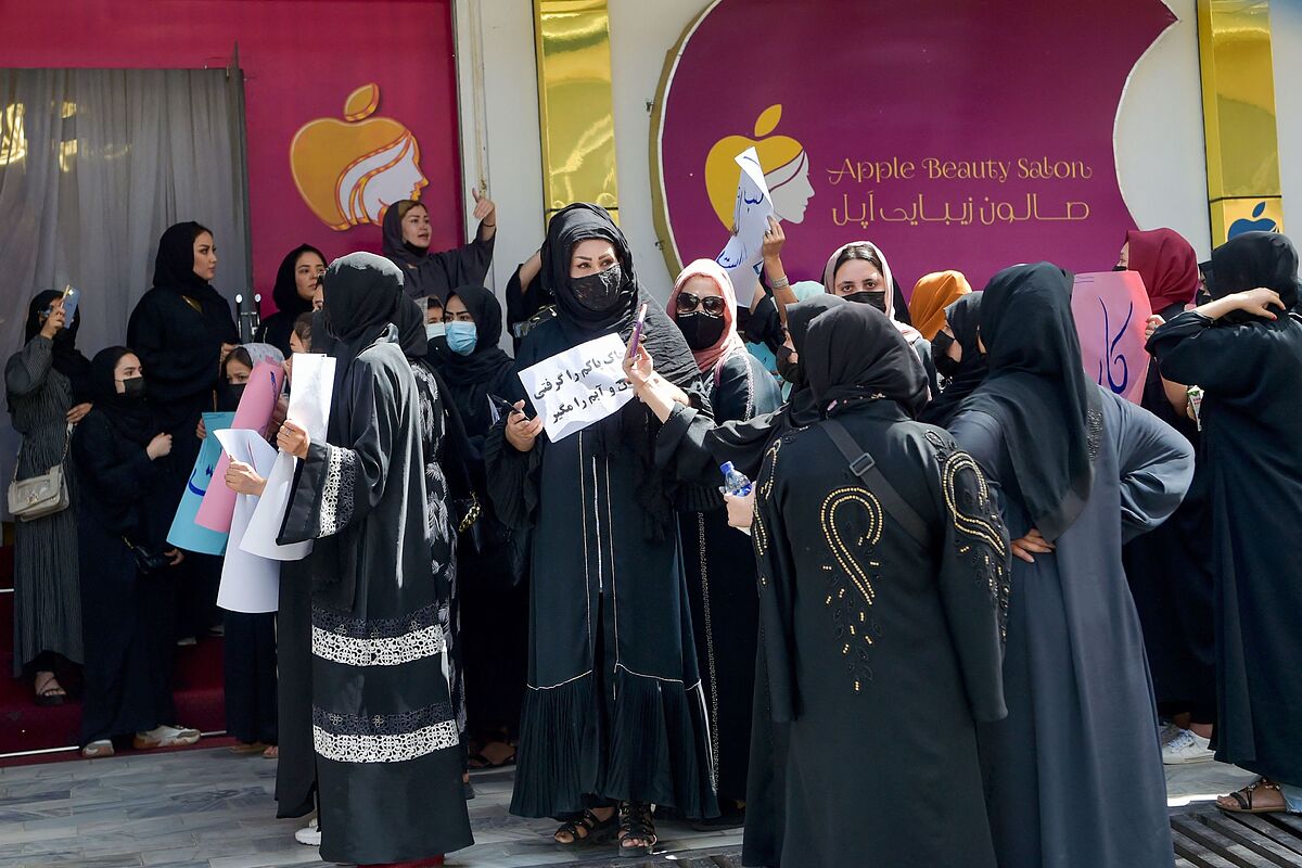 Decenas de afganos protestan en Kabul contra el cierre de salones de belleza