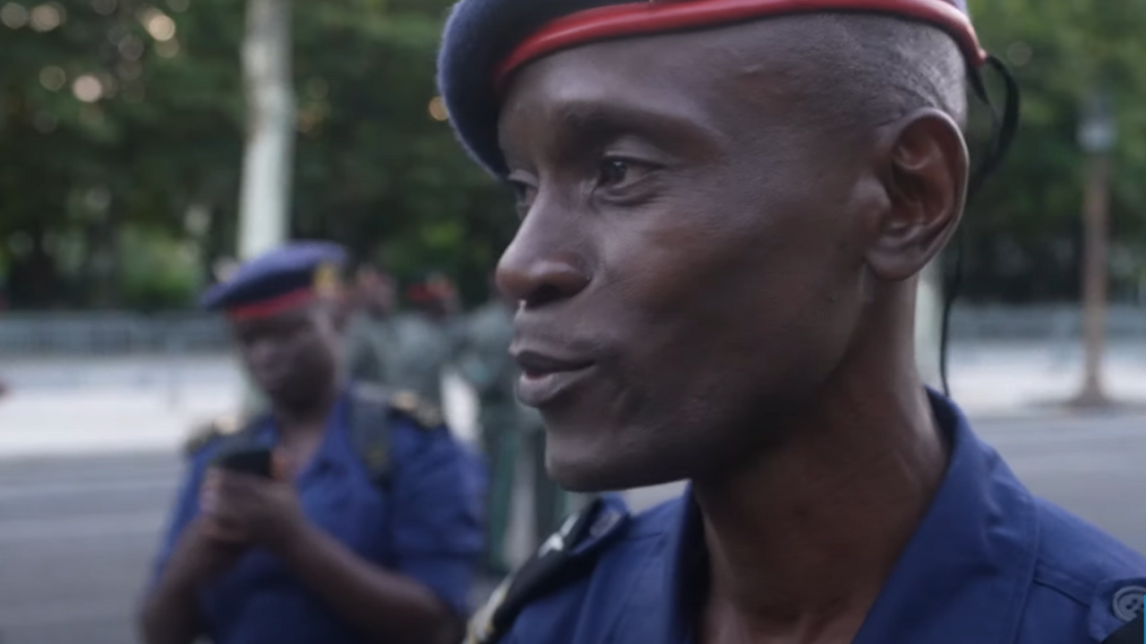 Desfile de cadetes africanos con sus homólogos franceses el 14 de julio