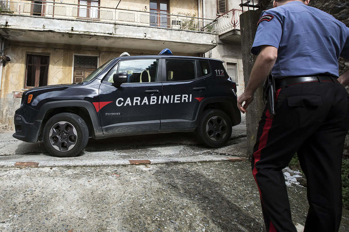 Dos jóvenes simulan una emergencia para que una ambulancia los lleve de regreso a su ciudad en Italia