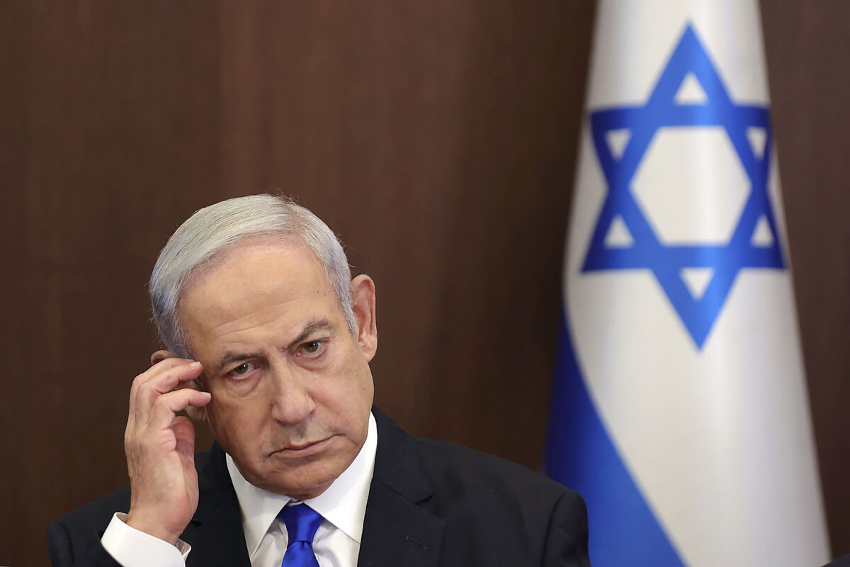 El primer ministro israelí, Benjamin Netanyahu, dice que está bien después de ser trasladado de urgencia al hospital.