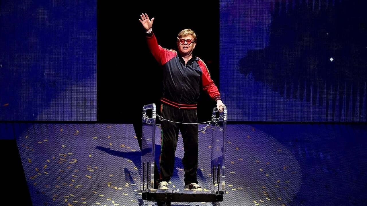 Elton John saluda a los fans como su 'respaldo' durante un emotivo concierto de despedida