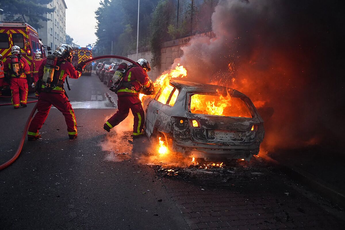 En la noche de la fiesta nacional francesa deja al menos 96 presos y 255 coches quemados