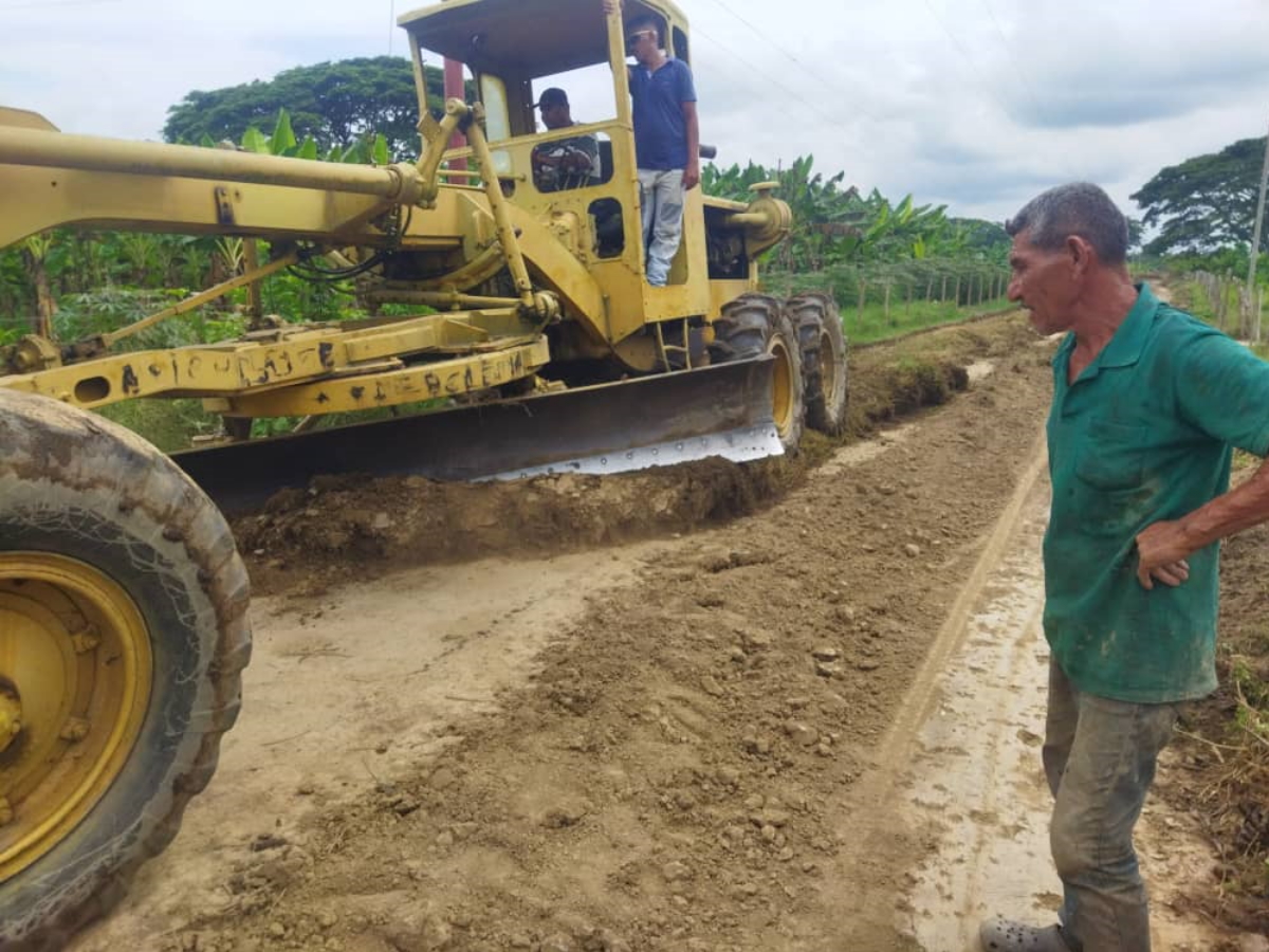 Entregan abono y recuperan caminos agrícolas en Trujillo