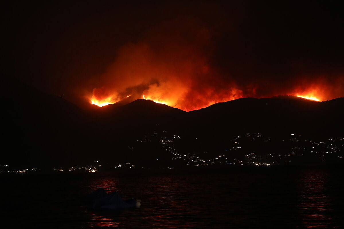 Evacuaron 18 localidades de la isla griega de Corfú y 7 de Eubea por grandes incendios;  El fuego de Rodas reavivado