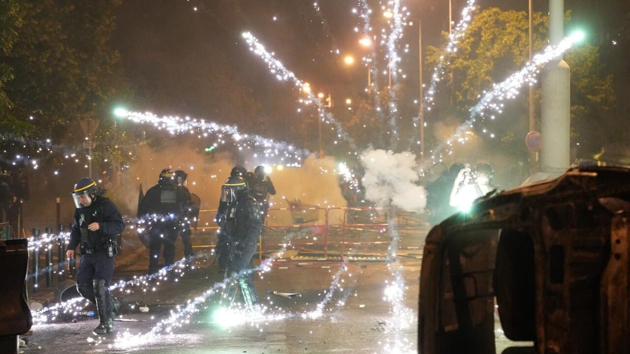 Francia prohíbe venta de fuegos artificiales para las próximas celebraciones del 14 de julio tras disturbios