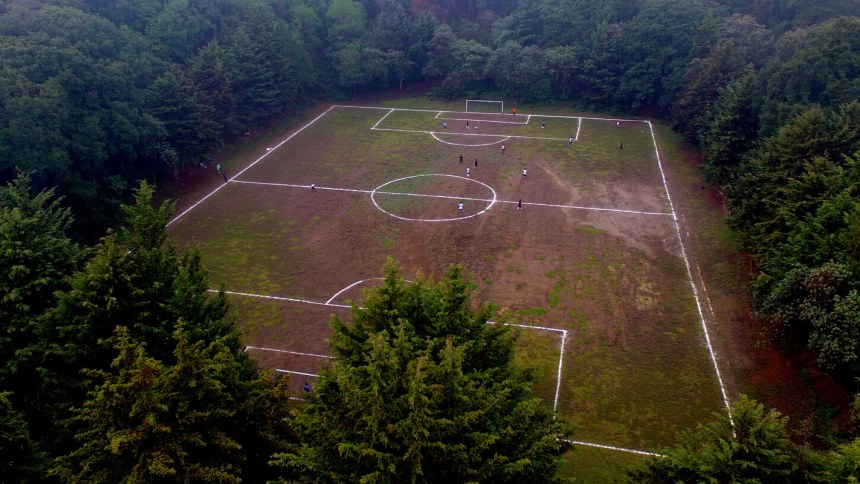 La cancha de fútbol que se hizo viral... ¡Está encima del cráter de un volcán!