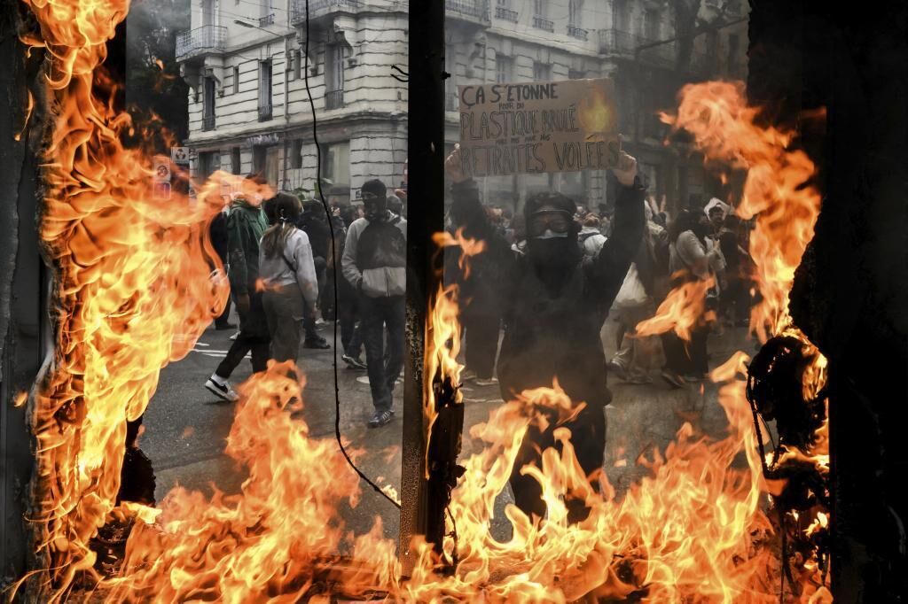 Las raíces de la ira que incendia Francia: la ruptura total con la política
