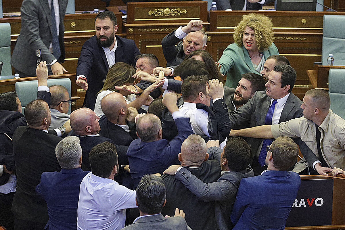 Lucha a puñetazos en el Parlamento de Kosovo