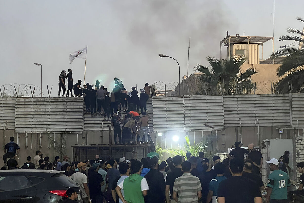 Manifestantes iraquíes incendiaron la embajada sueca en Bagdad