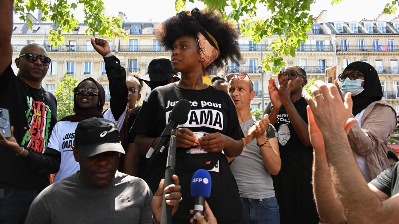 Miles de personas desafían la prohibición de manifestaciones en París una semana después de los disturbios