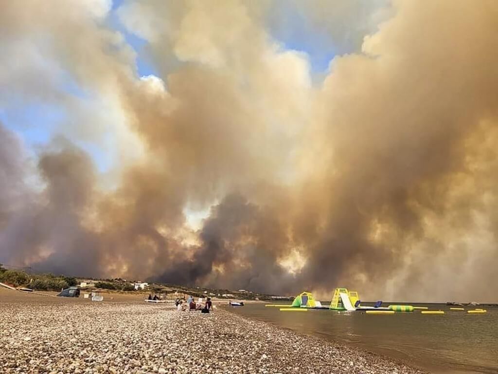 Miles de turistas evacuados por un enorme incendio forestal en la isla griega de Rodas